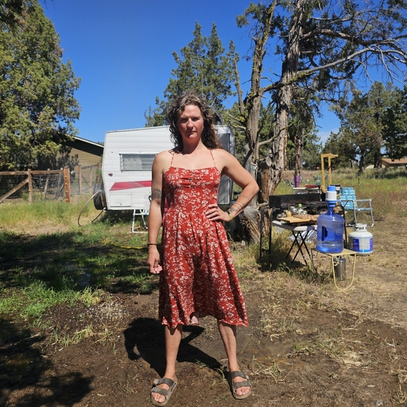 Sweet pea red dress. Past the knees for the nuns - Picture 4 of 6